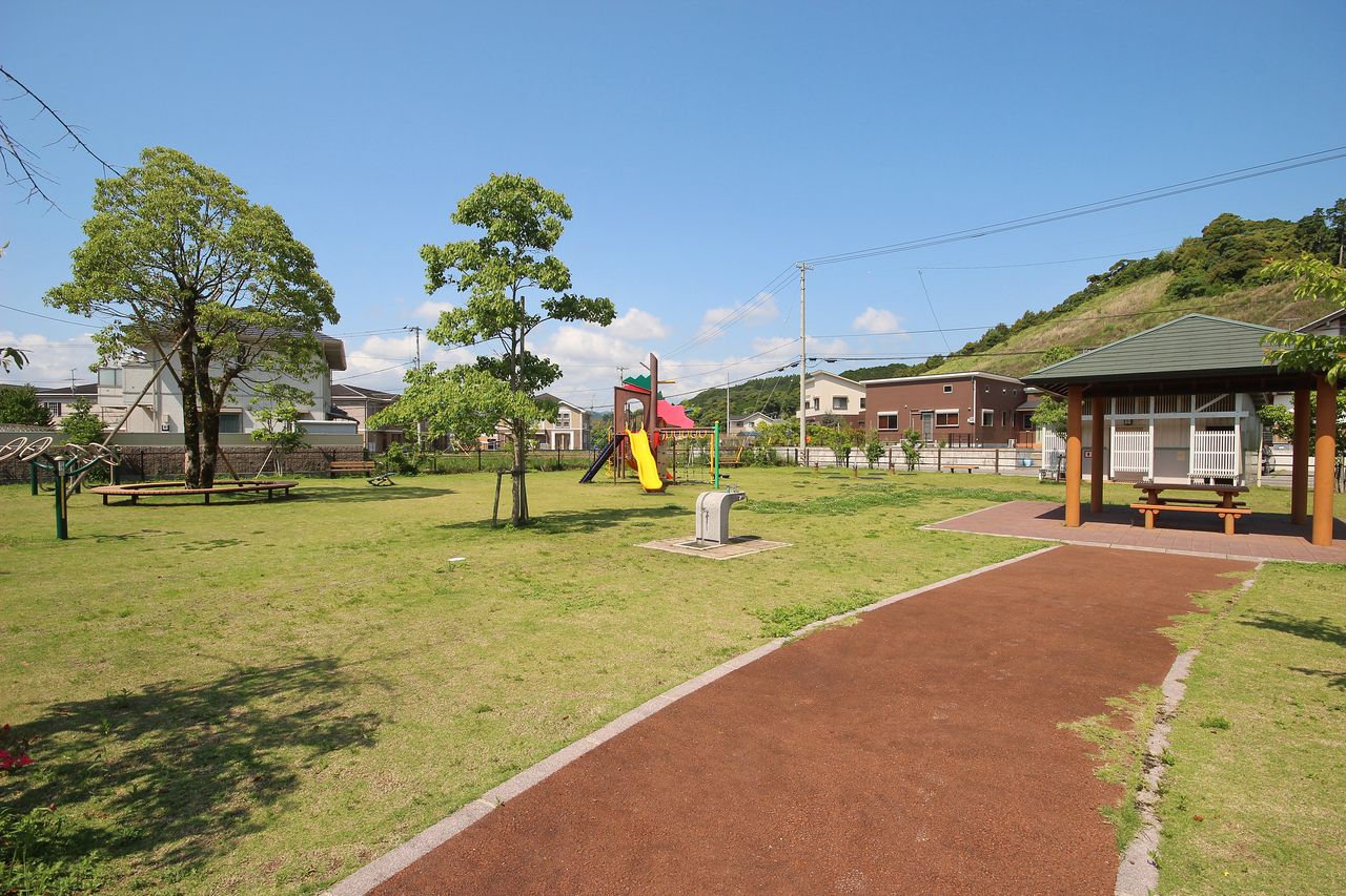 メゾン・リラのすぐ目の前には古津賀1号公園があります。広くてのどかな場所なので、休日にはお子様と目一杯遊んであげてください♪
