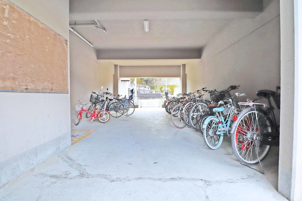 建物内にも駐輪場完備♪ 自転車も大切な交通手段。雨によるサビから守ってくれる屋根があると安心ですね。