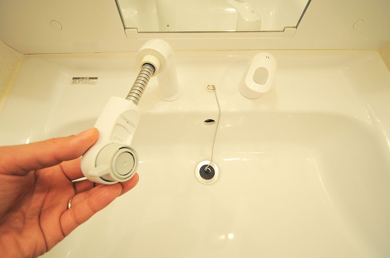 伸びるタイプのシャワー洗面台です。広いボウルのお掃除もお手のもの(*´∀｀*)！朝の寝癖直しもこれ1つで解決です。