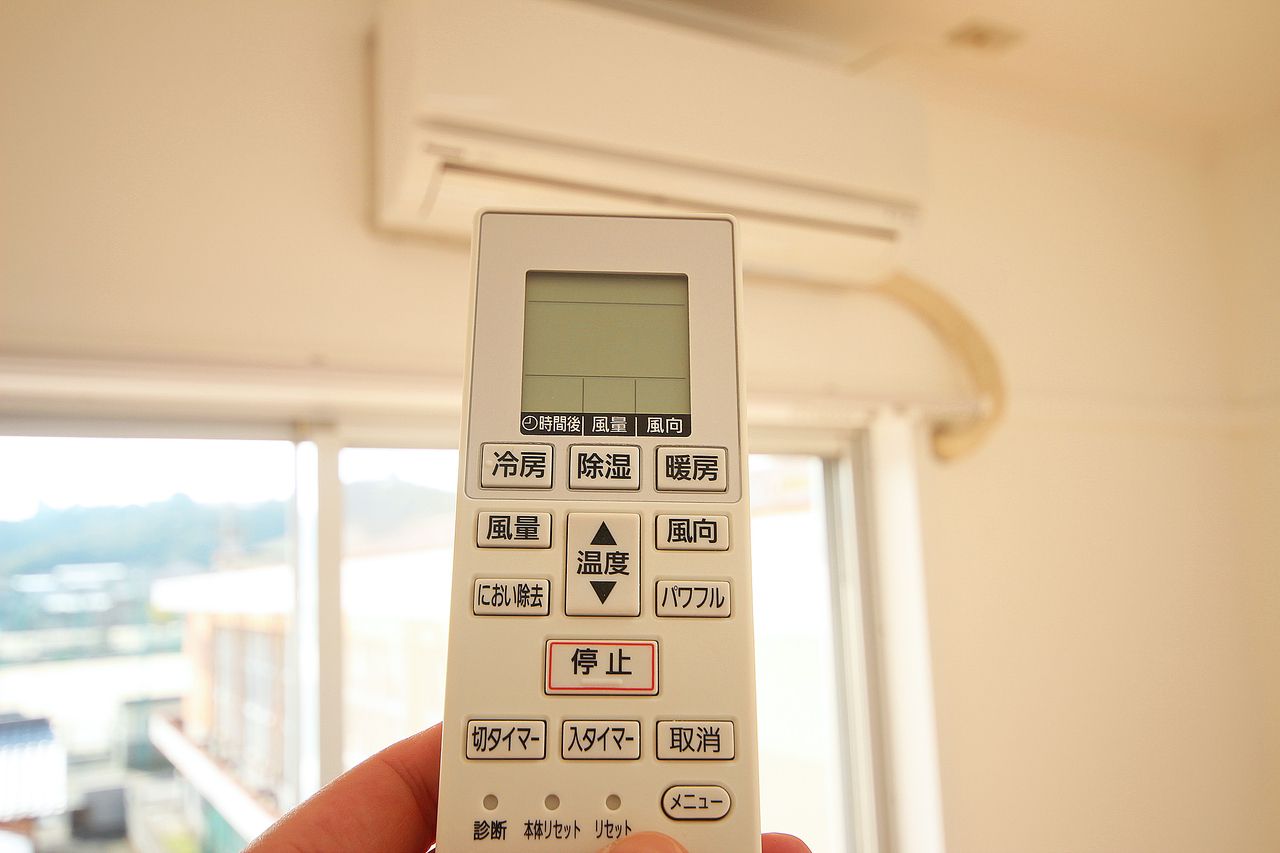 リビングと和室にエアコンが付いています！今や必須のエアコン、しかも地味に高い・・！元々付いてれば安心。