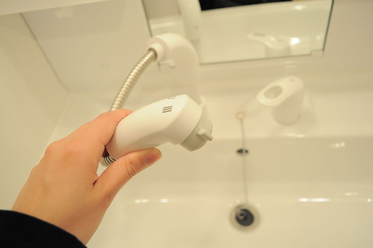 伸びるタイプのシャワー洗面台です。広いボウルのお掃除もお手のもの(*´∀｀*)！朝の寝癖直しもこれ1つで解決です。 