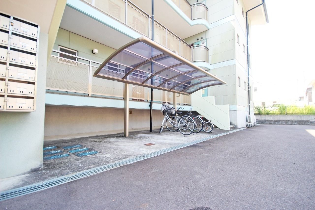 屋根付きの駐輪場が二ヶ所。自転車でエコな生活はじめてみませんか？