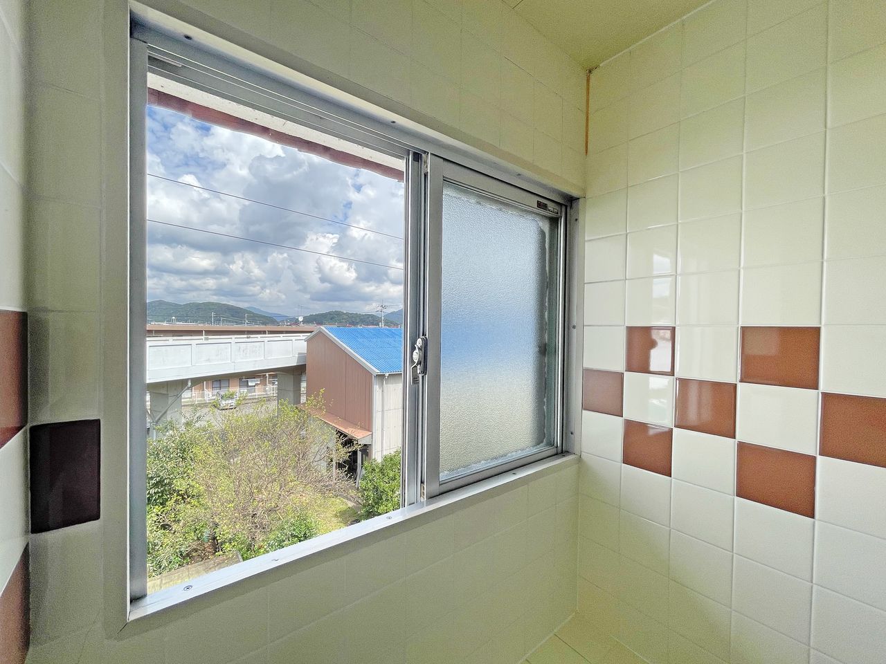 賃貸物件では珍しい浴室窓付きです。窓があるだけで換気力が段違い！