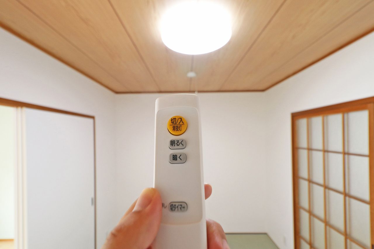 キッチン・和室・洋室にはリモコン式のLED照明を設置。立つ必要がなく、リモコンでON・OFFできて便利！