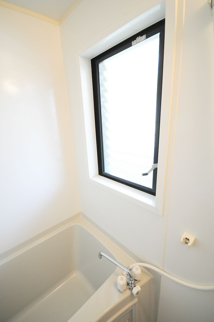 浴室はルーバー窓。湿度を上げないようにすることで、カビ防止にも役立ちます！