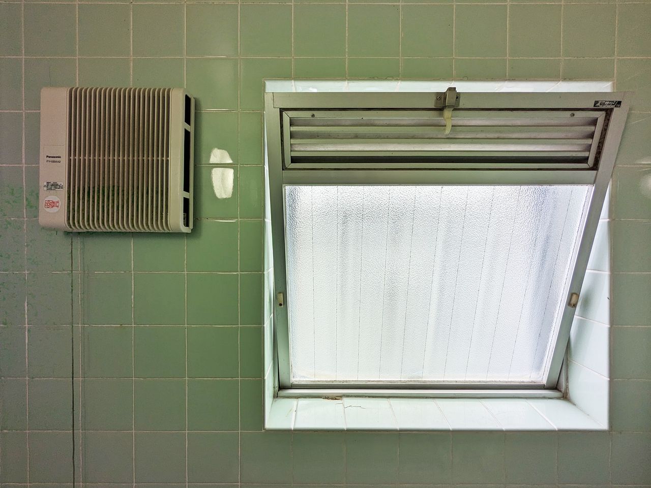 換気力バツグンの浴室窓！カビ対策に繋がりますし、窓があるだけで解放感がありますね。