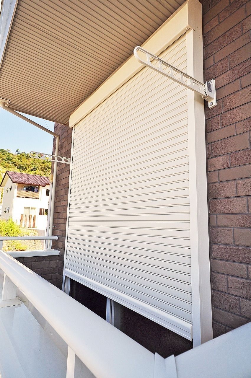 シャッター雨戸というと、強風時の窓ガラスの保護というイメージがありますが、防音効果、夏場の遮熱効果というメリットもあります。