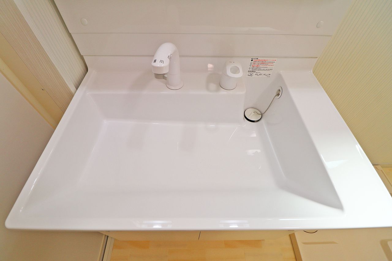 朝シャンも楽々！時短に効果的なシャワー洗面台です。伸びるタイプなのでボウルのお掃除も簡単♪