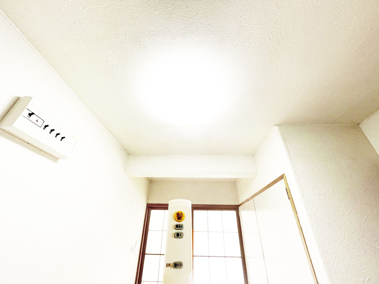 お部屋のどの位置からでもリモコンひとつで照明をつけたり消したり。明るさ調整もボタンひとつでピピっとです♪