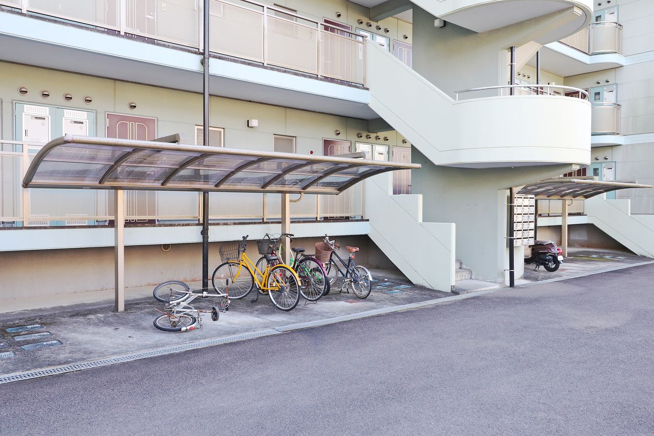 オシャレな屋根付きの駐輪場が2ヶ所。運動や節約の為にも自転車の購入を検討してみてはいかがでしょう？