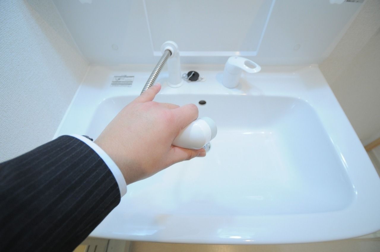 ハンドシャワータイプの洗面台です。使い勝手がよく、寝癖直しに便利です。