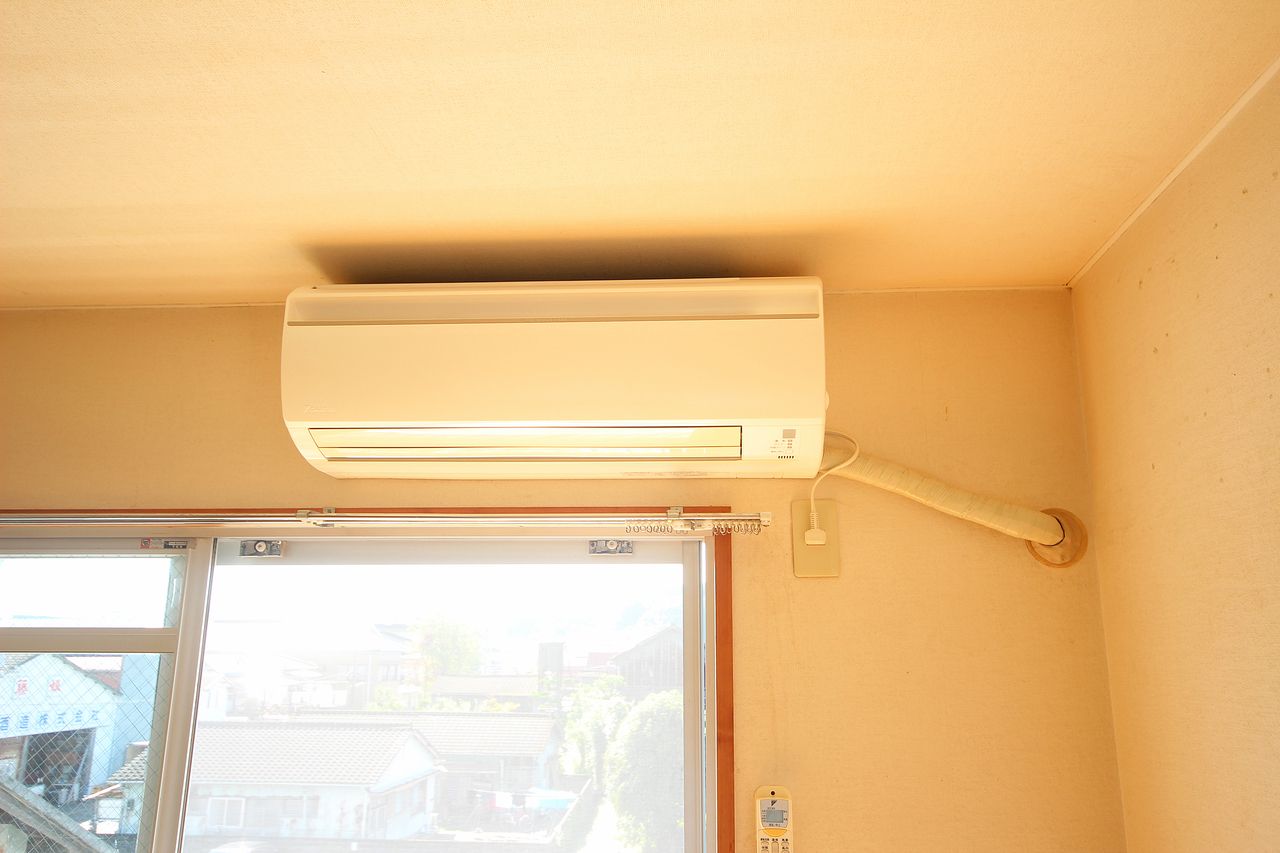 洋室にはエアコンが設置されています。寒い冬も暑い夏も快適に過ごせますね。