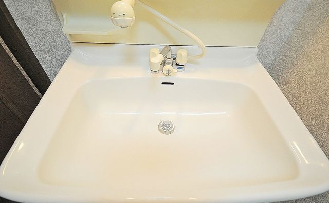 シャワー洗面台 寝坊した!遅れそう!急がないと!…寝癖がある。そんな時は洗面台でチャチャッと直して行きましょう。