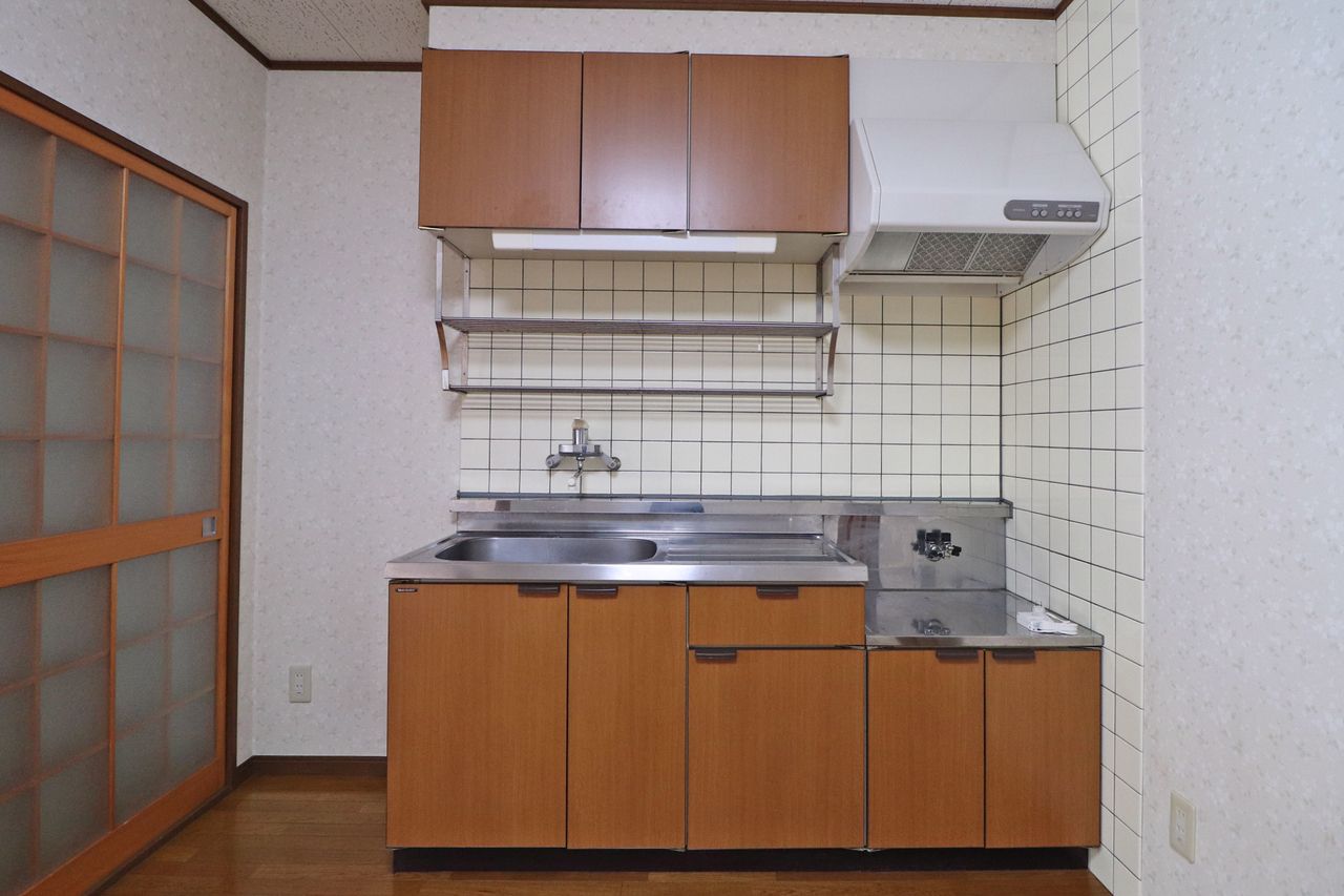 ひとり暮らしにピッタリサイズのキッチン。便利な水切り棚もついています。