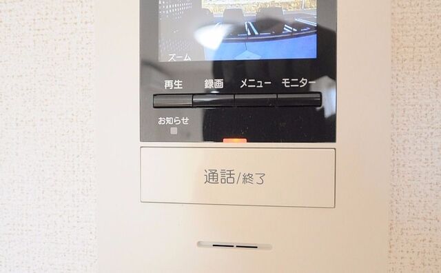 カラーモニターホン 来訪者を画像確認できる優れものです。防犯面にも役立つ人気設備の一つ!