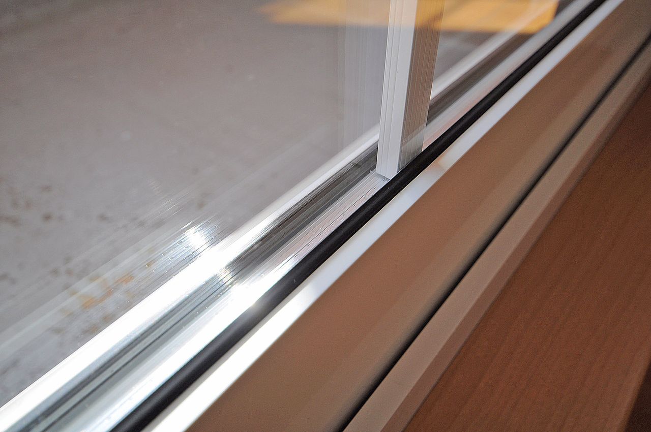 断熱性能・遮熱性能が高まるペアガラスが使われています。