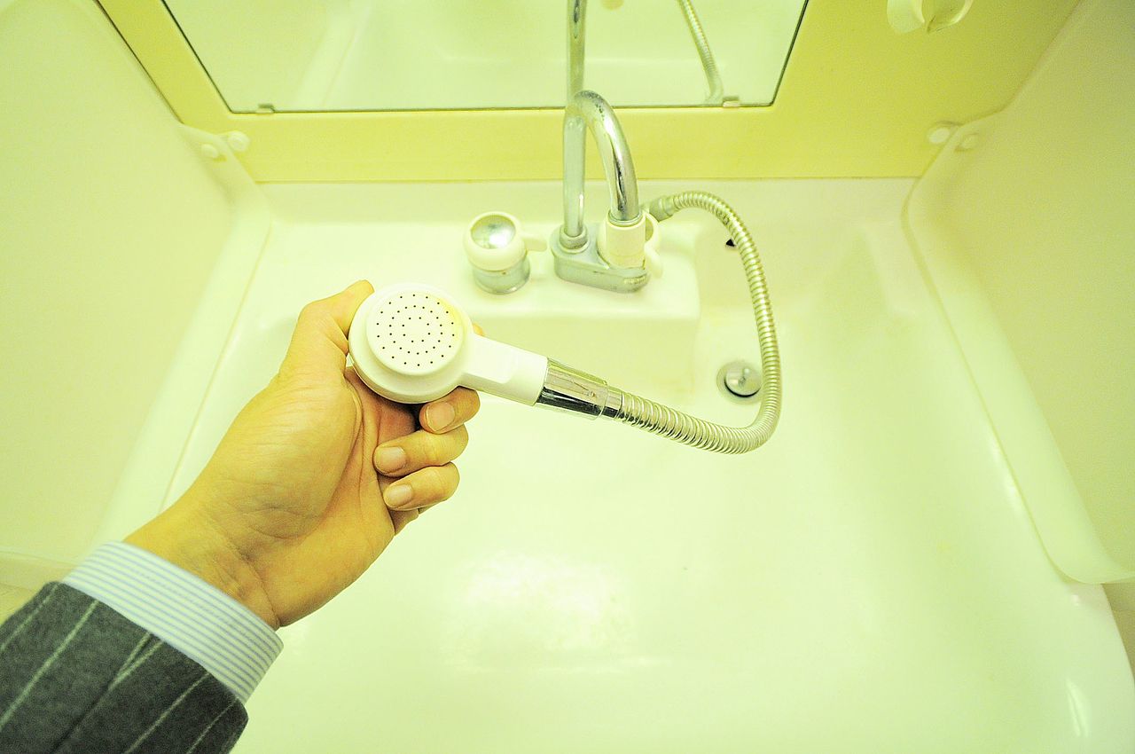 伸びるタイプのシャワー洗面台です。朝の寝癖直しはもちろん、ボウルのお掃除などにも役立ちます。