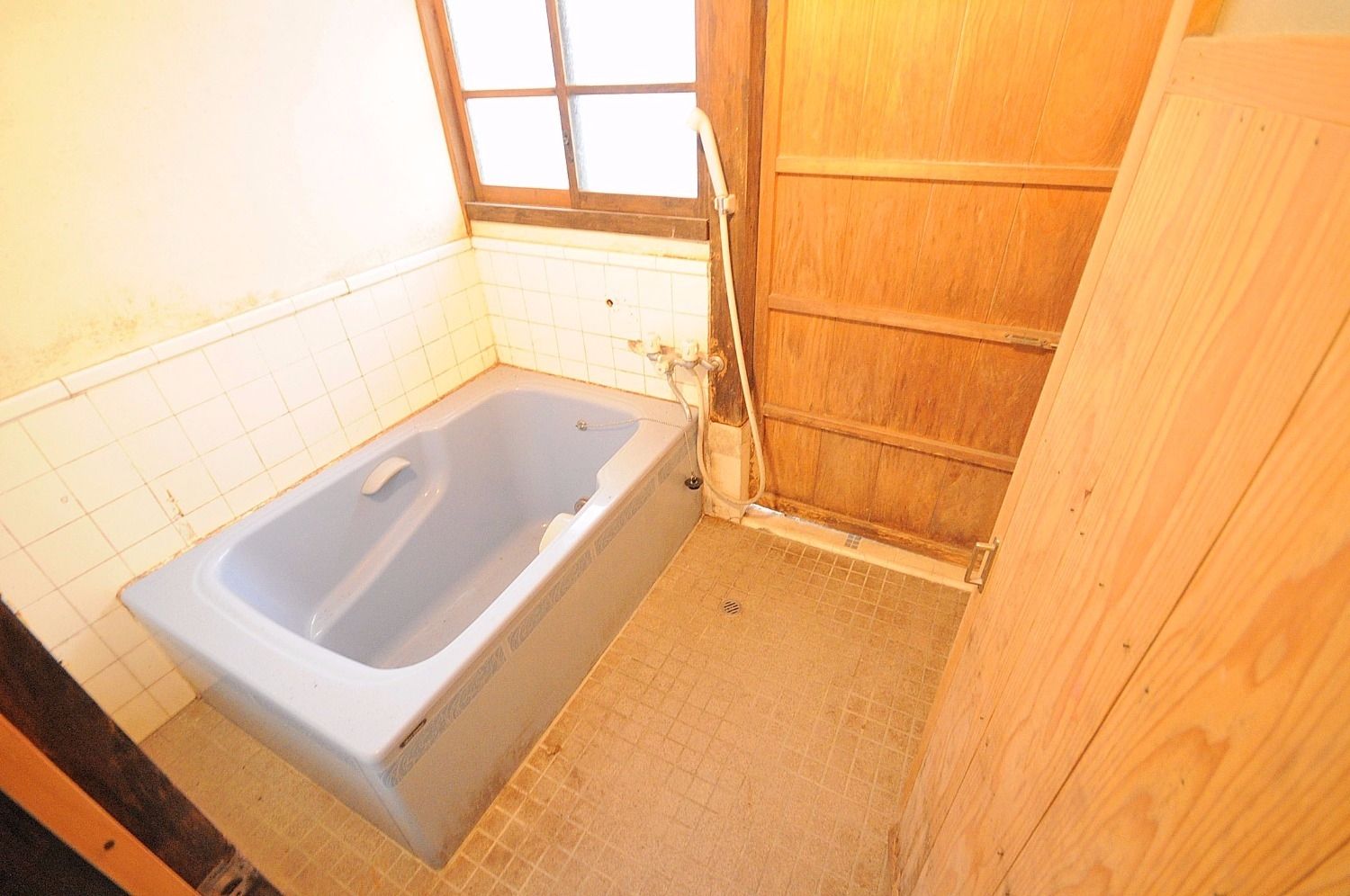 築年数60年オーバーで古い建物ですが、入居者が入れ替わる度たびに手が加えられ、今もその名残が残る浴室となっています。