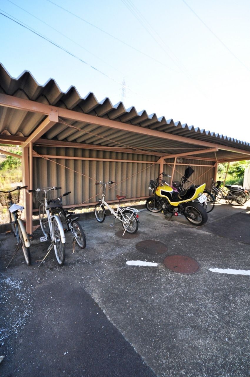 敷地内には駐輪場があるので、バイクや自転車を雨ざらしにせず保管できます。