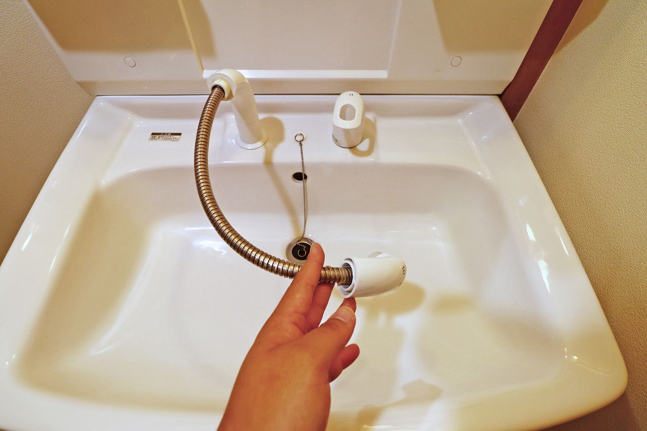 ハンドシャワータイプの洗面台。朝の寝癖直しはこれ一つで解決できる、オススメな設備です。