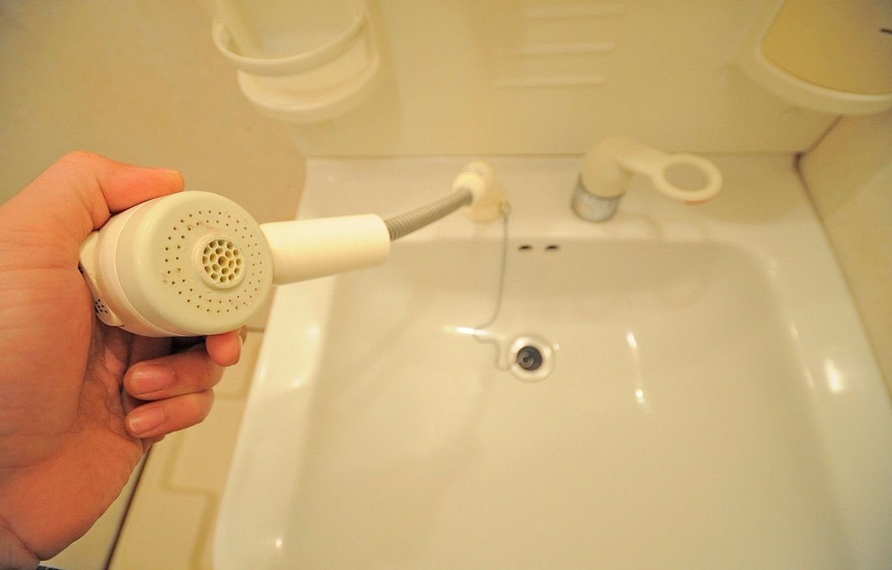 洗面台は伸びるシャワータイプの洗面台です。掃除が楽で、朝の寝癖直しにも役立ちます。