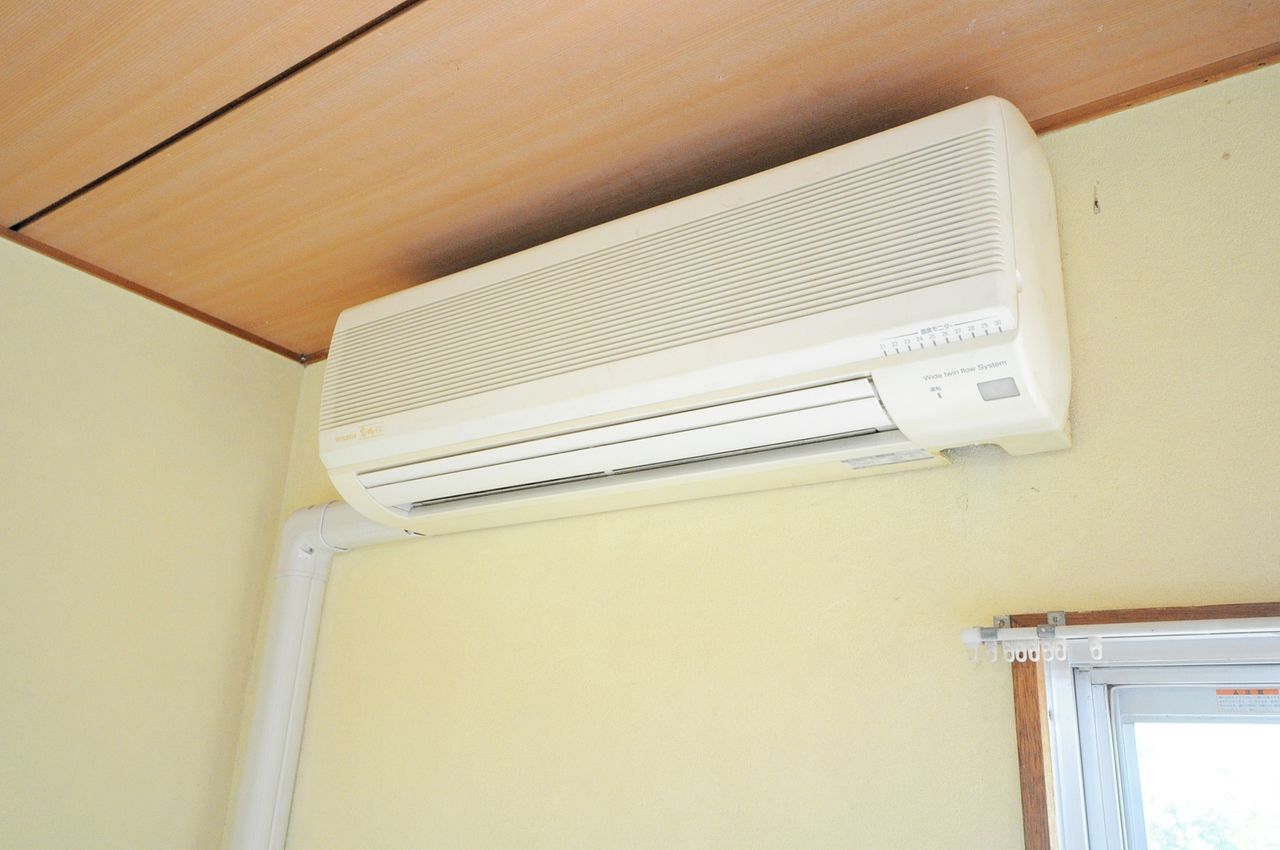 暑い夏も寒い冬もこれで解決♪DK横の居室にはエアコンがついています。