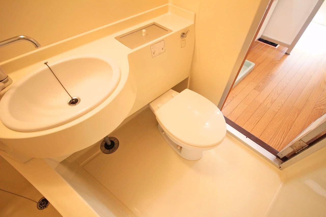 ひとつの空間にトイレ・洗面・お風呂がついています。シャワーが近くにあるので掃除が簡単という利点があります。