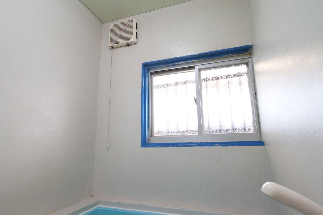 浴室には換気に便利な窓があります。入浴後は開けてカビ防止に役立てて下さい。