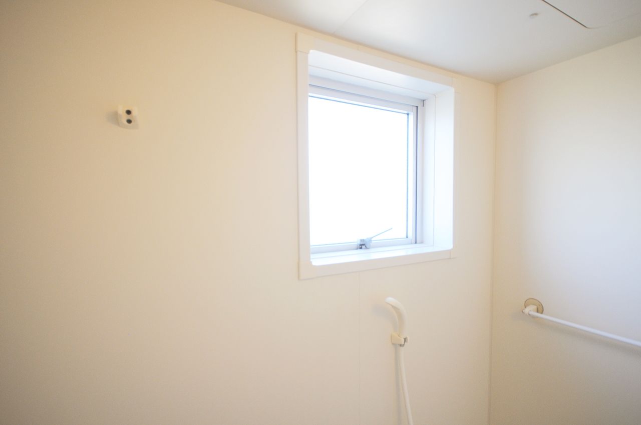 湿気がこもりやすい浴室には、換気に便利な浴室窓が付いています。