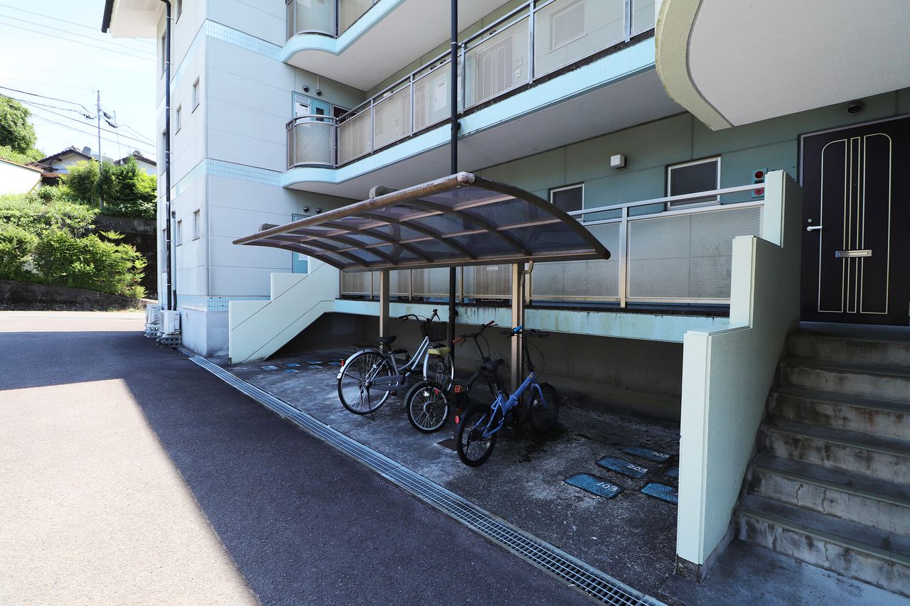 オシャレな屋根付きの駐輪場が2ヶ所。運動や節約の為にも自転車の購入を検討してみてはいかがでしょう？