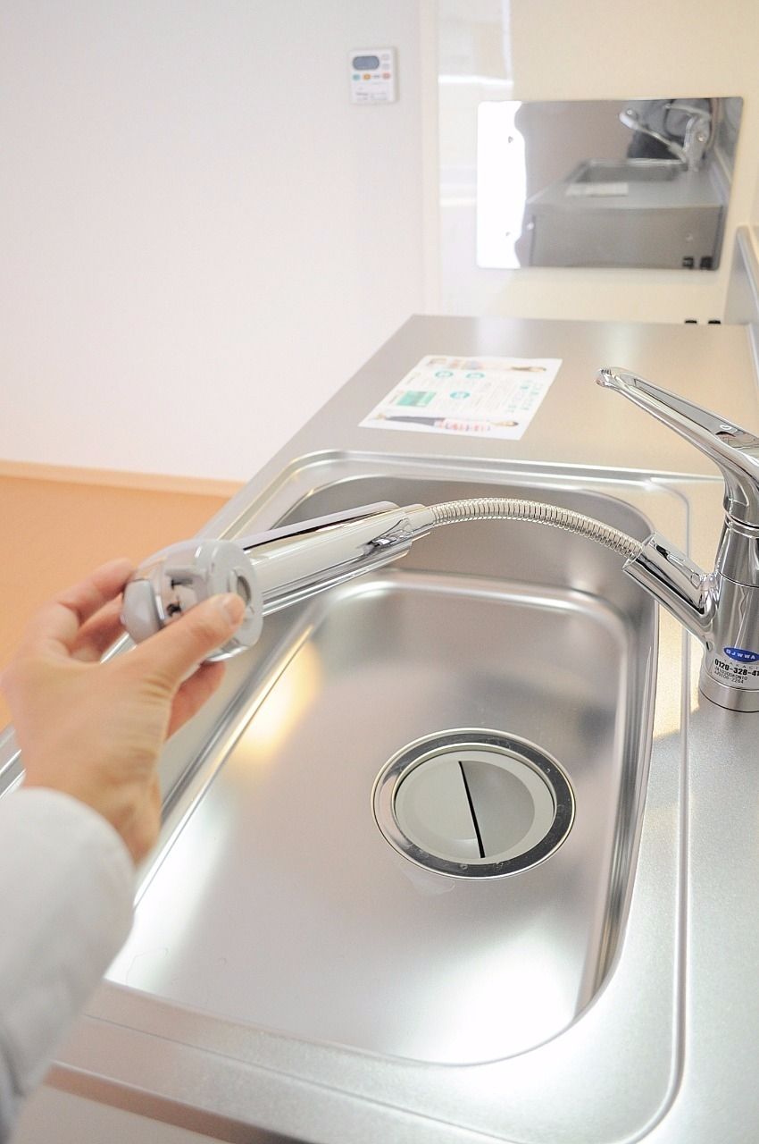 キッチンは浄水器付きのシャワータイプの水栓です。※ご利用の際、別途カートリッジ代が必要です。 