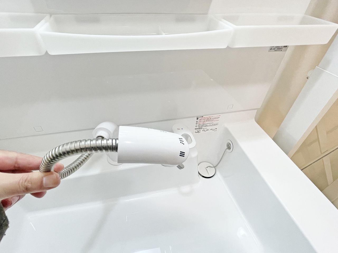 手や顔を洗う為だけでなく、小物やスニーカーを洗う時にも、シャワーホースを伸ばせば洗いやすいです。