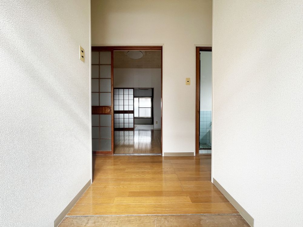 玄関から見た室内