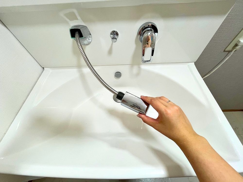 シャワー洗面台 シャワーホースが伸びるので、洗面台の隅々まで水をかけて掃除をすることができます。