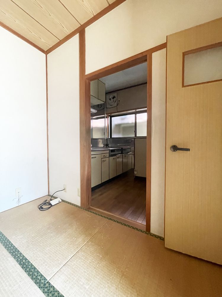 南側和室からキッチンへ
