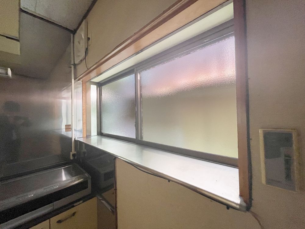 キッチン窓 調理中のにおいや湿気を逃がすのにも効果的!毎日使う場所だからこそ、採光と風通しの良さはうれしいポイントです。