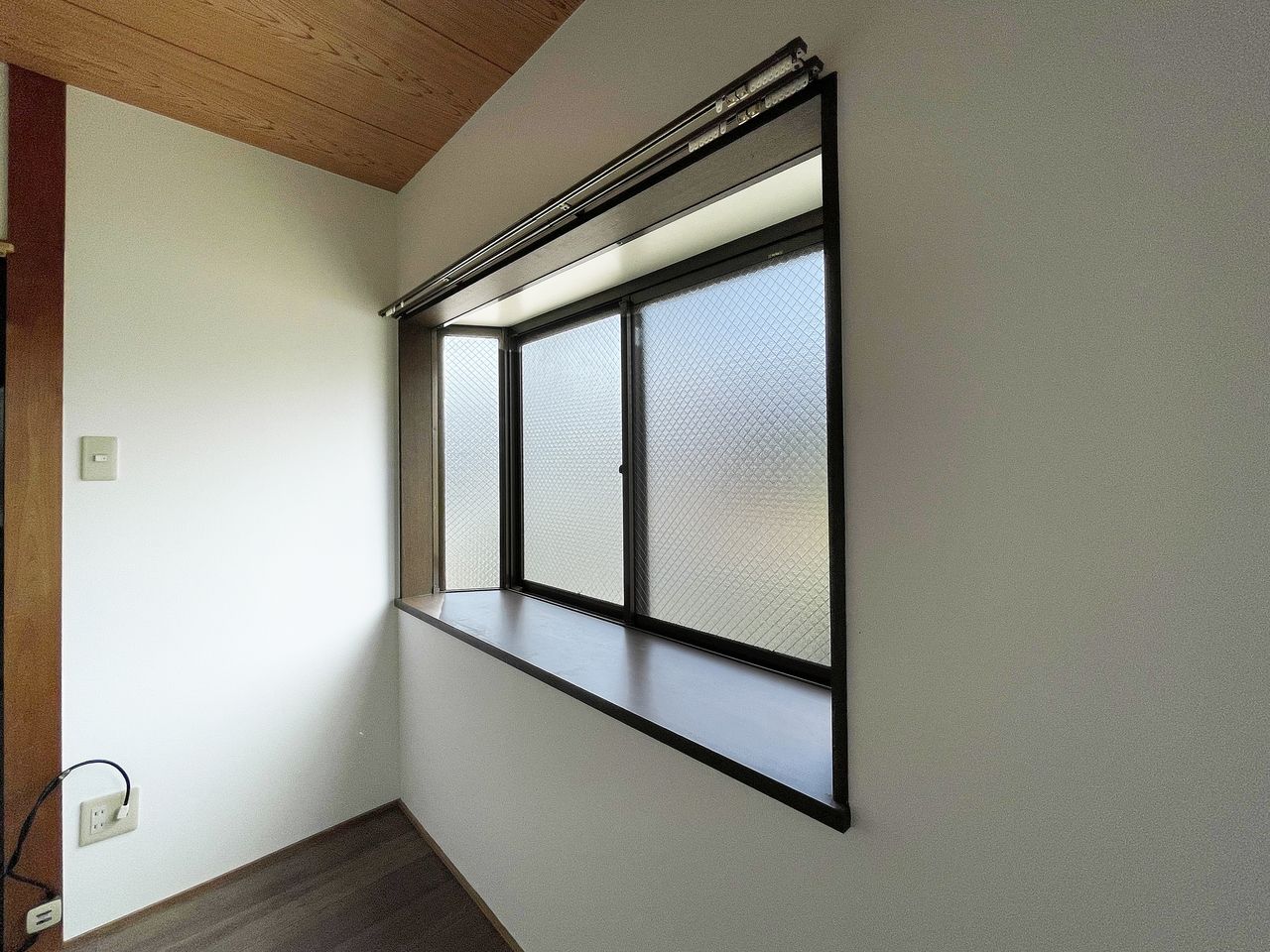角部屋の特典の窓。出窓ですので物を置いたりして簡易な収納としても利用ができます。