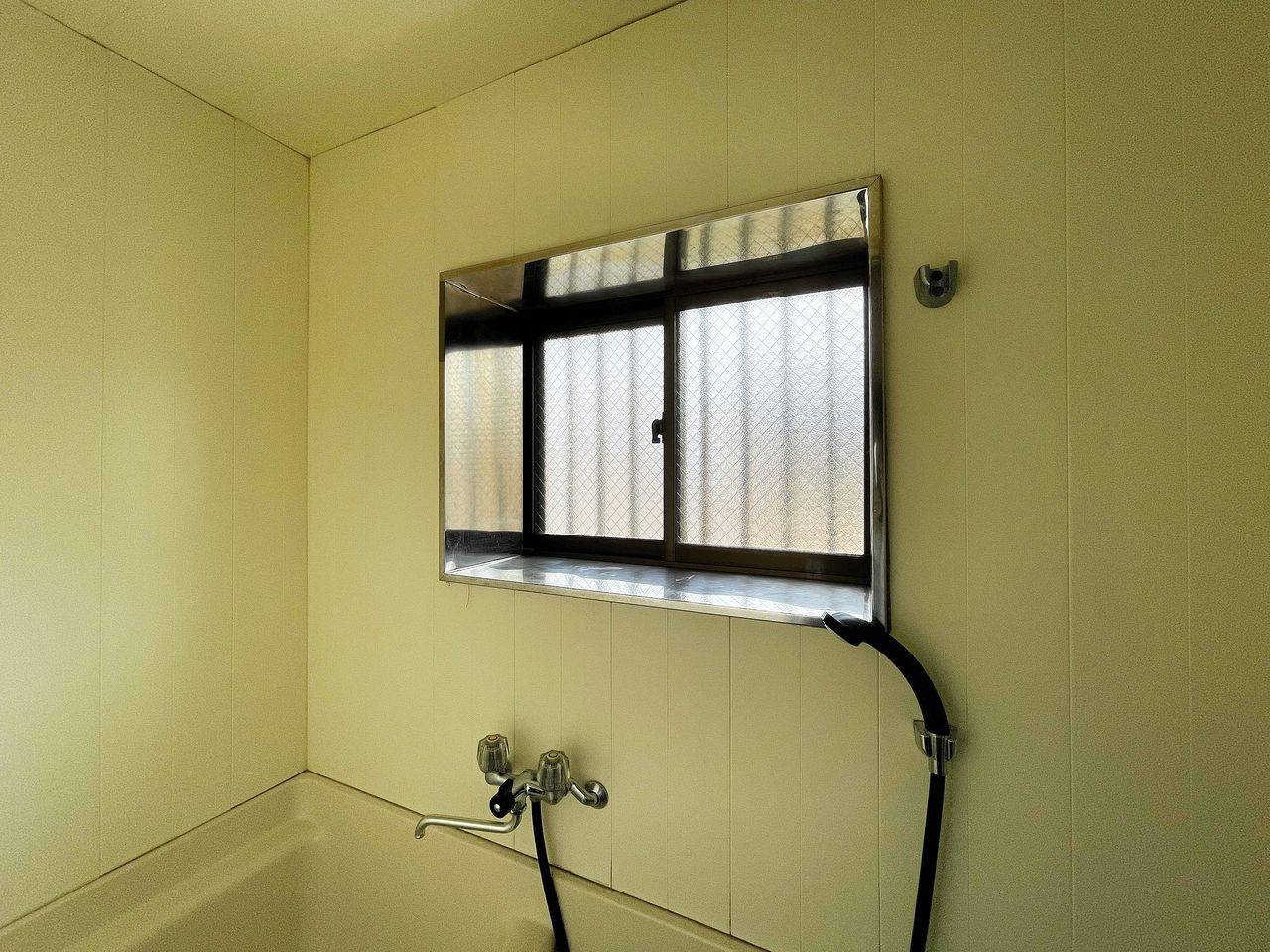 浴室に窓が設置されているので換気しやすくなっております。