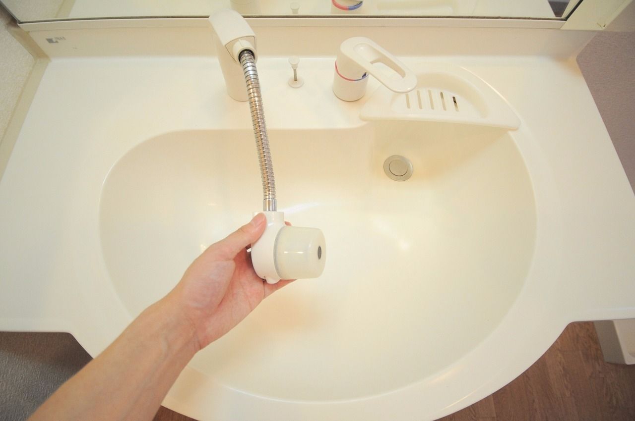 伸びるハンドシャワータイプの水栓。朝の寝癖直しや、洗面台のお掃除が楽になります。