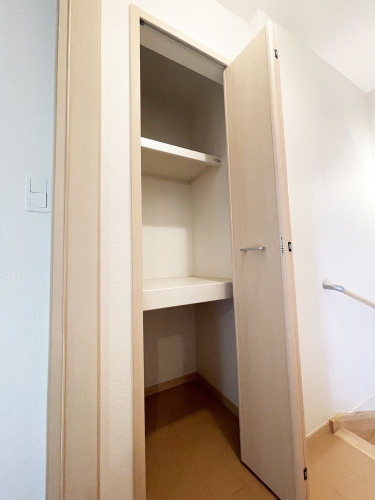 階段を上がった先にも収納