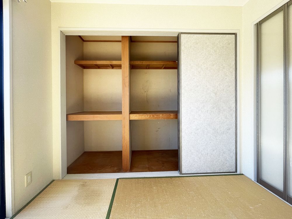 収納 一面を使った収納スペースは、見た目以上に頼れる存在。 押入れとは違って横に広いから、家族分の荷物もまとめてすっきり収まります。