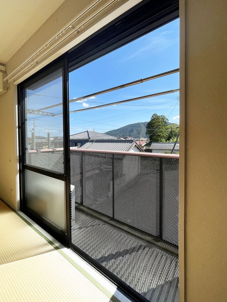 バルコニー 南向きのバルコニーは、朝から夕方までしっかり光が入る日当たり自慢。 洗濯物はもちろん、四万十のやわらかい日差しをたっぷり浴びて、気持ちよく乾いてくれます。