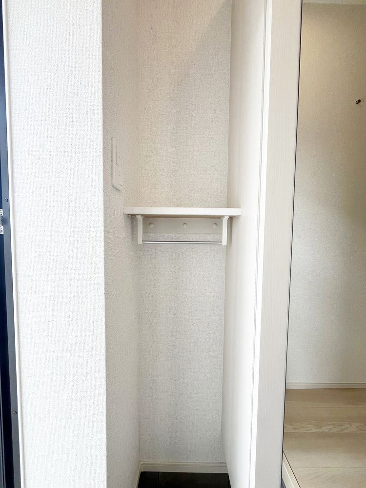傘をかけたり、小物を置くことができます