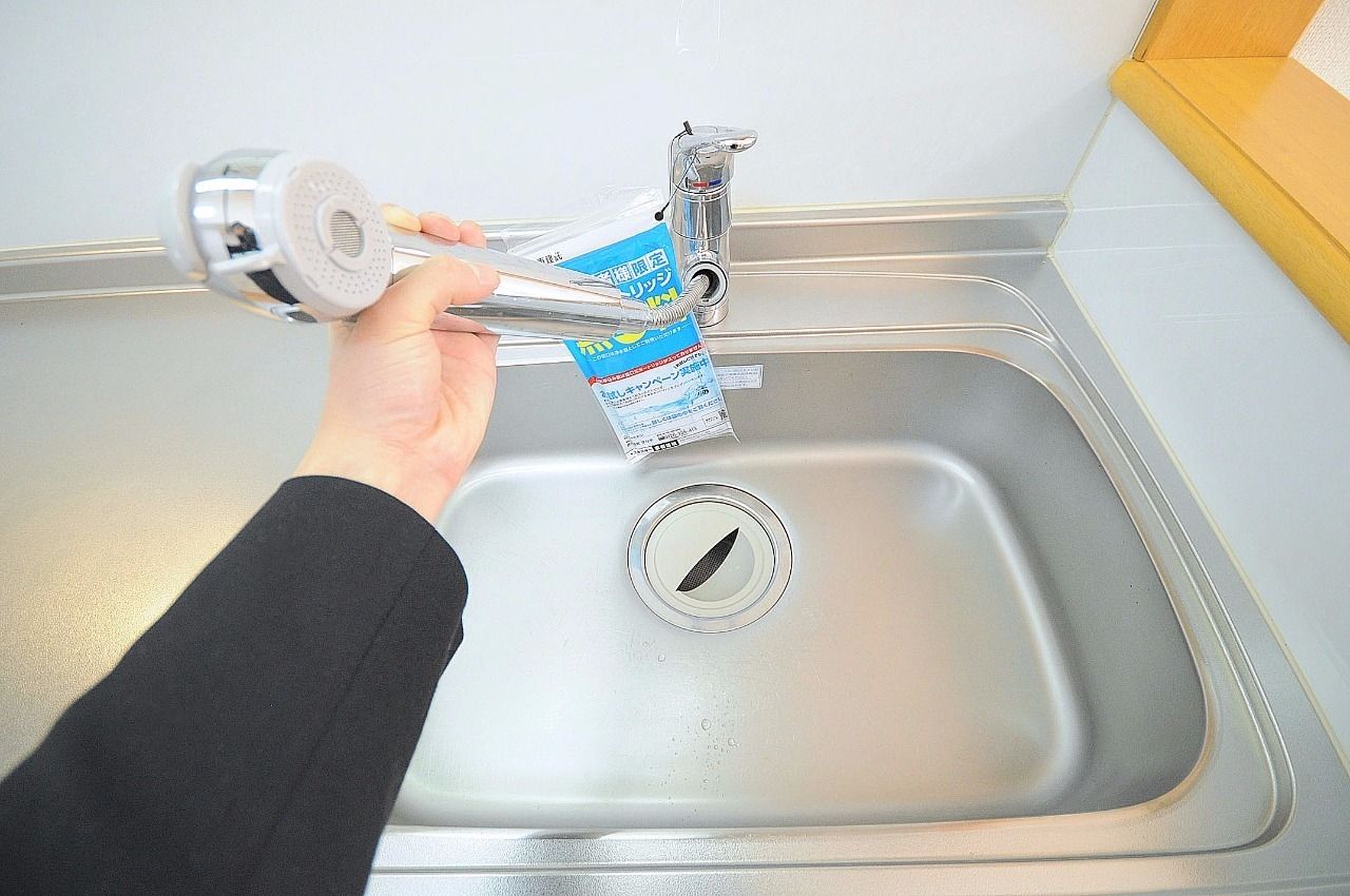 キッチンは浄水器付きのシャワータイプの水栓です。※浄水器を使う場合は、別途でカートリッジを購入する必要があります。
