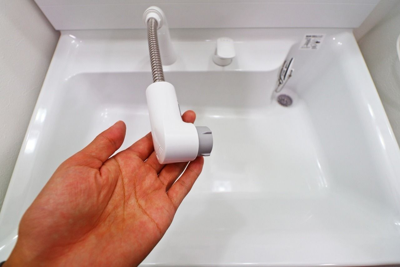 伸びるシャワータイプです。朝の寝癖直しに役立ち、洗面台のお掃除も楽に！