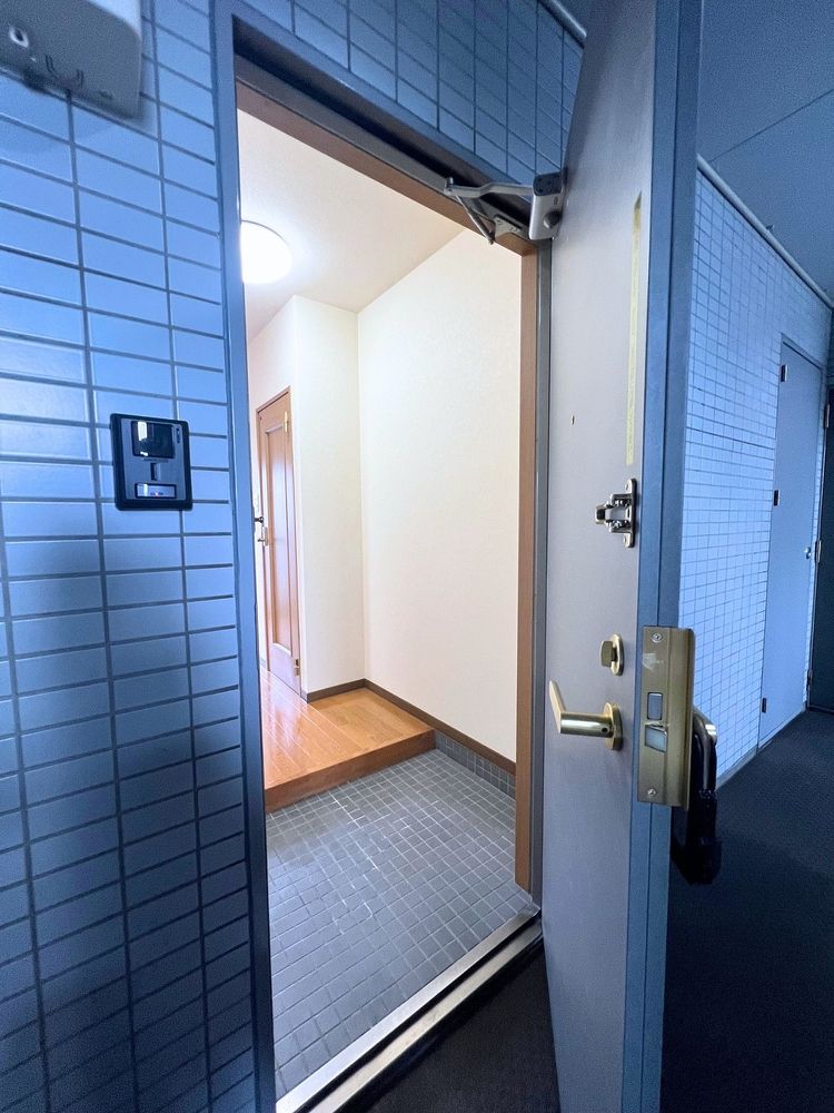 室内へ