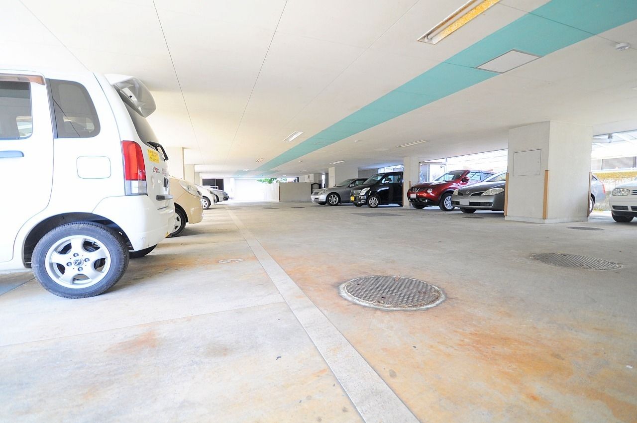 1階部分が駐車場なので、青空駐車に比べると車も汚れにくいです。