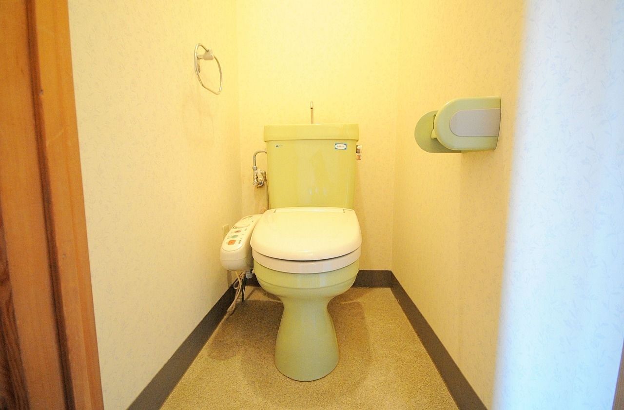 トイレにはウォシュレットが付いています。お尻に優しく、紙の使用量が減る分、環境にも優しい。