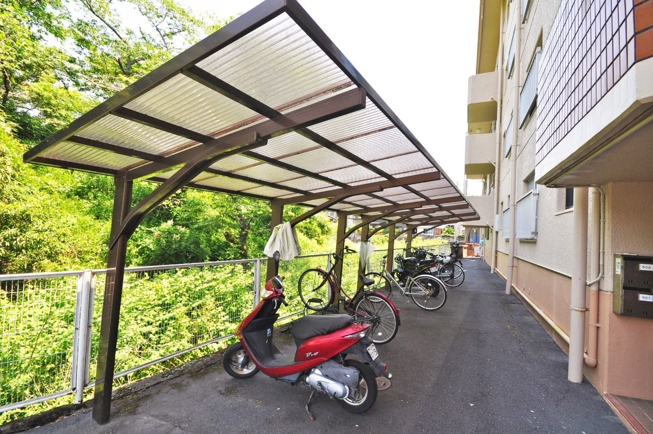 建物裏に駐輪場があります。雨などによる錆から大切な自転車やバイクを守ってくれます。