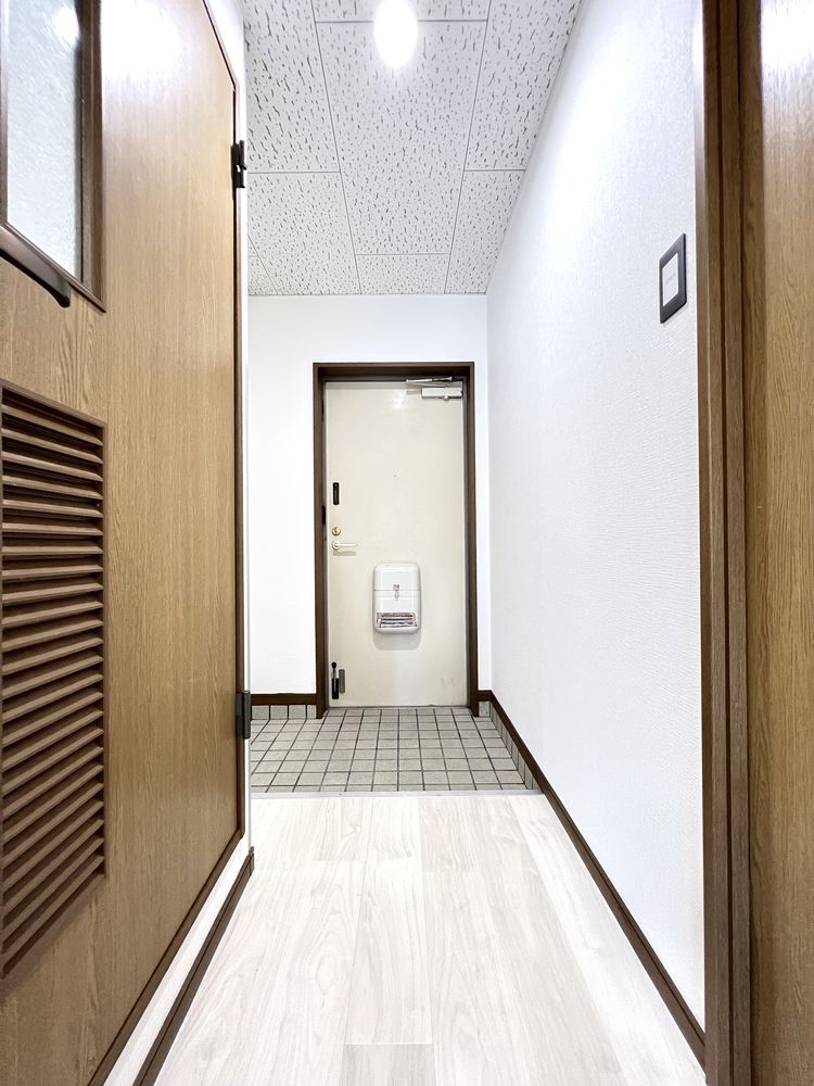室内から見た玄関